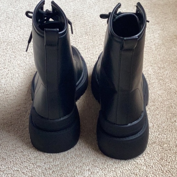 🥾 Boots - Picture 4 of 9